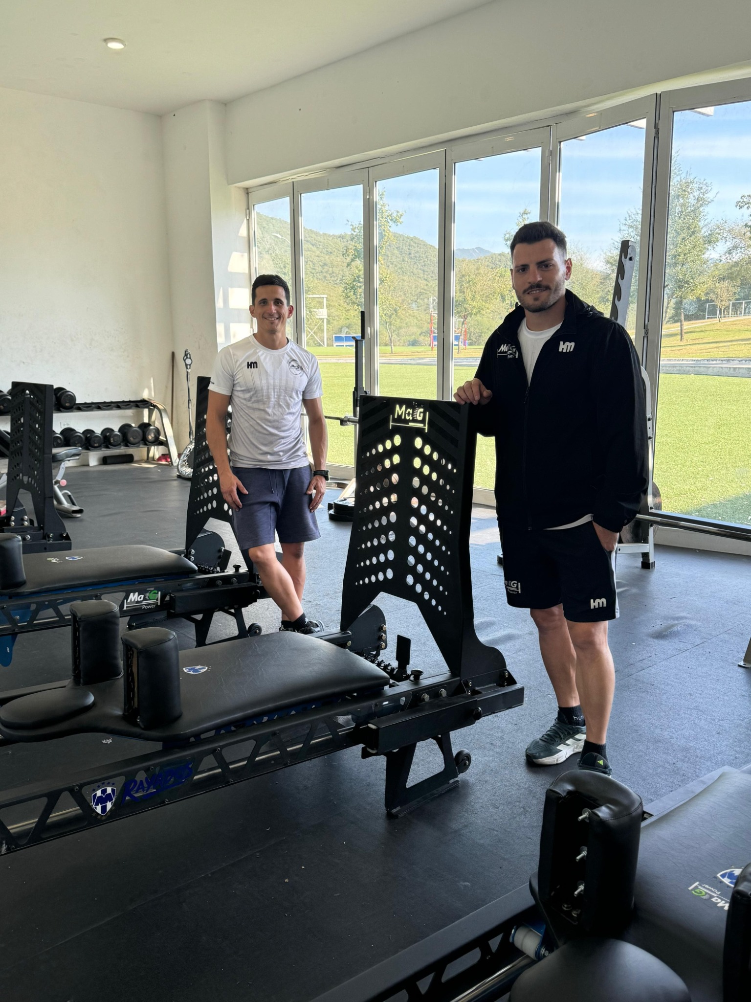 Camillas MagPower y equipo en una sala de entrenamiento