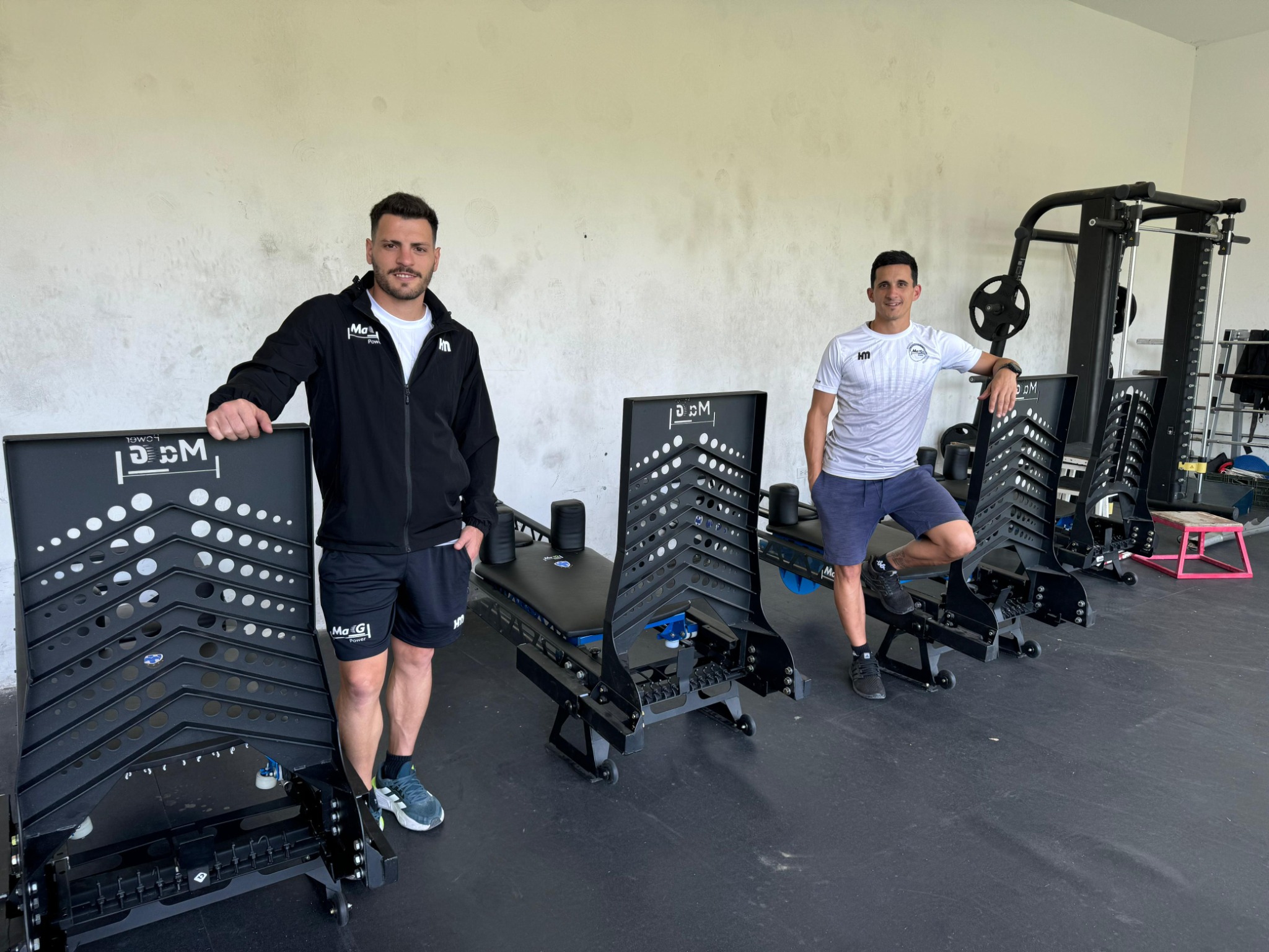 Integrantes del equipo junto a varias Camillas MagPower